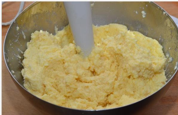 1. Этап. Творожная запеканка с ягодами: Взбиваем яйца, творог и сахар до состояния однородности. Должна получиться пышная такая масса.