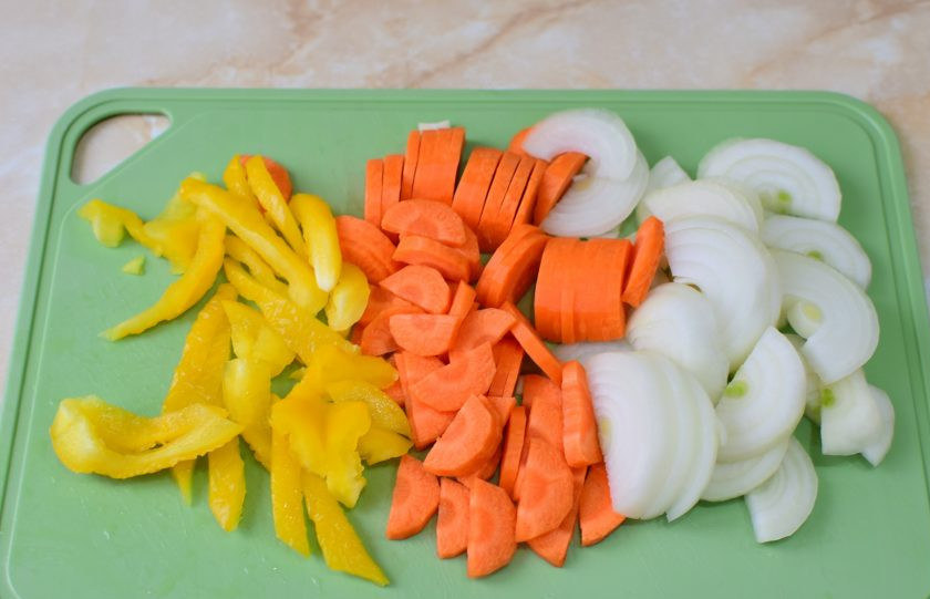 1. Этап. Цыпленок по-охотничьи: В это время очистите и нарежьте лук, морковь и болгарский перец.