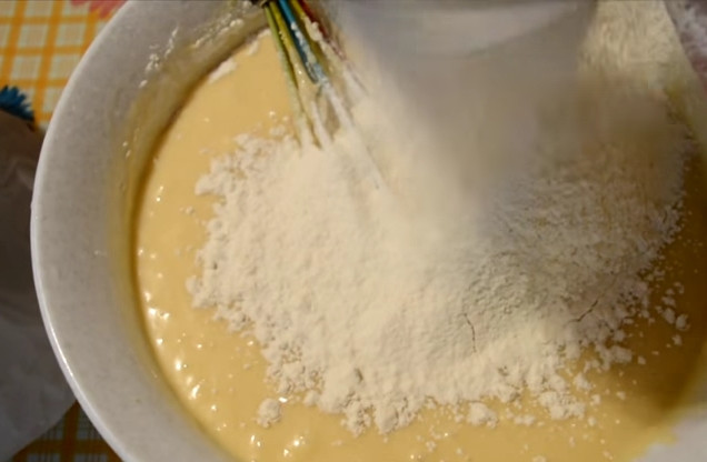 1. Этап. Самые простые куличи: 4. Далее частями просейте в тесто остаток муки. Перемешивайте вначале венчиком или ложкой.