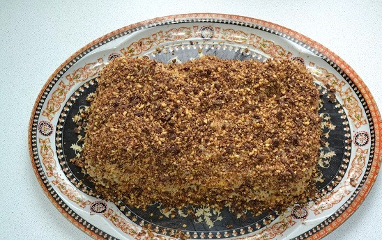 1. Этап. Яблочный торт с коричным кремом: И присыпьте тортик.