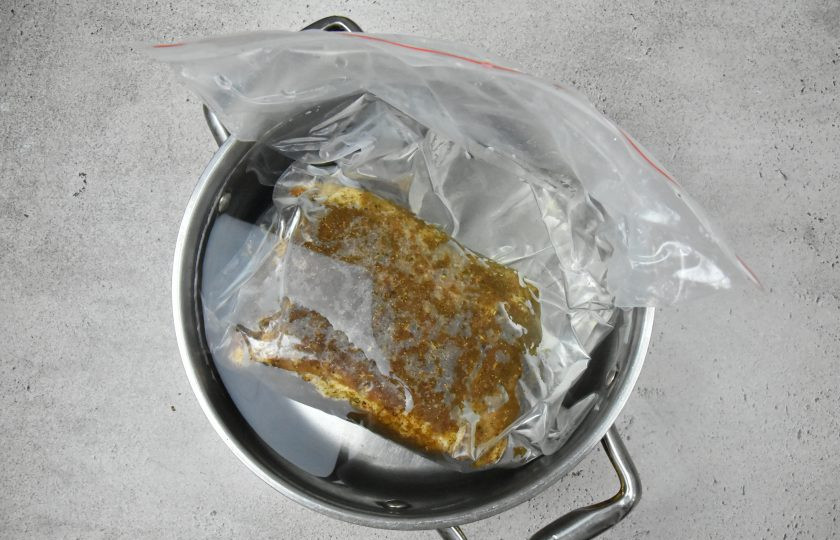 1. Этап. Коппа: Для маринования мяса можно воспользоваться вакуум-пакетами. Если у вас нет вакууматора, можно обойтись без него. Для этого выложите кусок мяса в зип-пакет и закройте зиплок оставив пакет приоткрытым на пару сантиметров. Наполните кастрюлю водой. Аккуратно опустите пакет в воду, которая вытеснит из него воздух. Закройте полностью замок и достаньте пакет из кастрюли с водой.