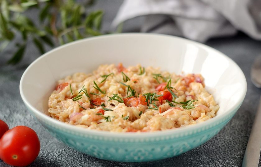 1. Этап. Овсяная каша с помидорами и сыром: Овсяная каша с помидорами и сыром готова, приятного аппетита!