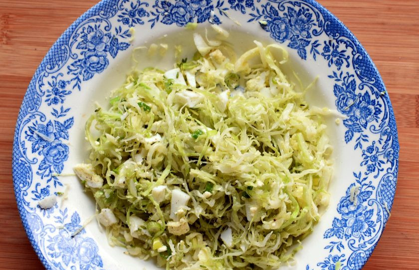 1. Этап. Пирог с форелью и капустой: Капусту для начинки тонко нашинкуйте и прогрейте пару минут в микроволновой печи. Остудите и немного отожмите от лишней влаги. Посолите, поперчите, добавьте рубленные крутые яйца (одно или два, как любите) и мелко нашинкованный зеленый лук. Ложечка растительного масла сделает начинку мягче. Хорошо все перемешайте.