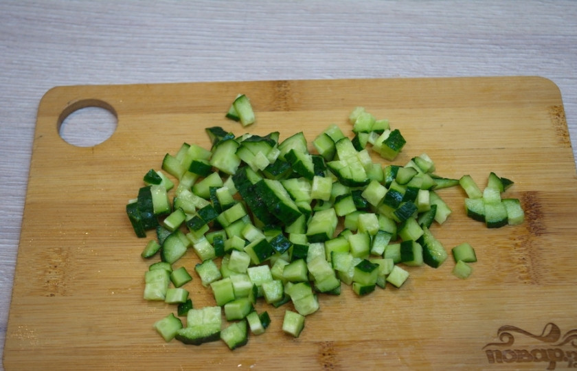 1. Этап. Окрошка классическая: Свежий огурчик следует вымыть и обсушить. Срезав попки, огурцы нарезаем небольшими кубиками. Под конец лета огурцы имеют более жесткую шкурку и иногда горчат. У таких огурцов следует предварительно удалить шкурку.