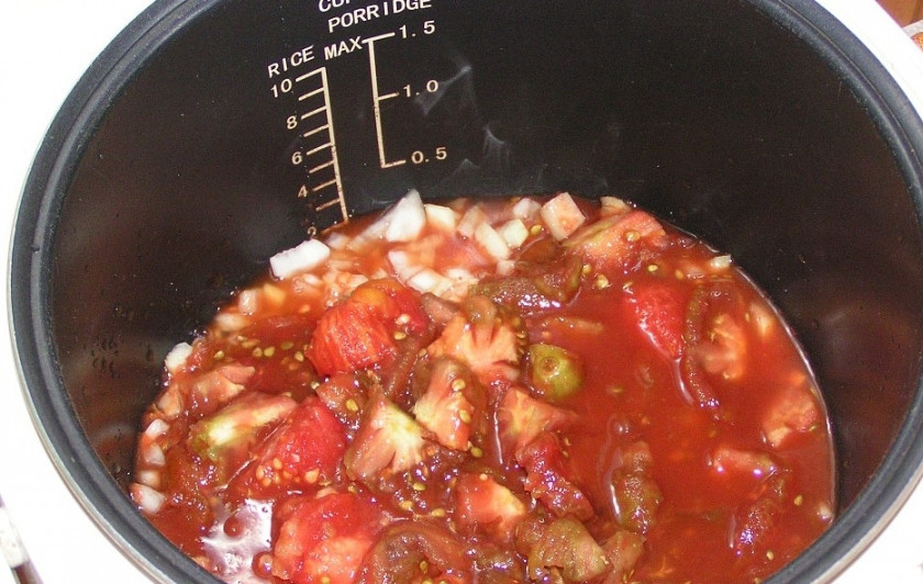 1. Этап. Домашний кетчуп в мультиварке: 1. Помидоры ошпарим в кипятке, затем остудим и снимем шкурки. Выкладываем в чашу мультиварки, добавим лук кусочками и в режиме 