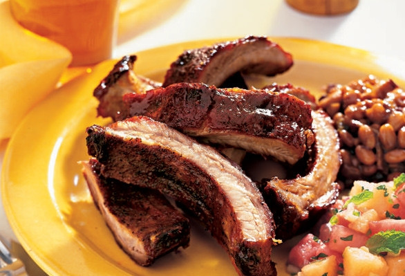 1. Этап. Копченые свиные ребрышки: Готовым копченым свиным ребрышкам дайте остыть в течение 15-20 минут в закрытой емкости. Подавайте с овощами, пивом и соусами. Приятного аппетита!