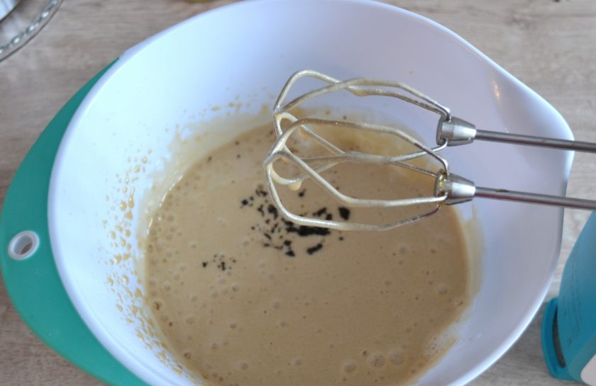 1. Этап. Кофейный торт-суфле: Тонкой струйкой влейте кофейный сироп к взбитым белкам, продолжая взбивать. Взбивайте до пышности. Можно добавить по желанию 2-3 чайных ложки кофейного жмыха, это придаст суфле особой пикантности.