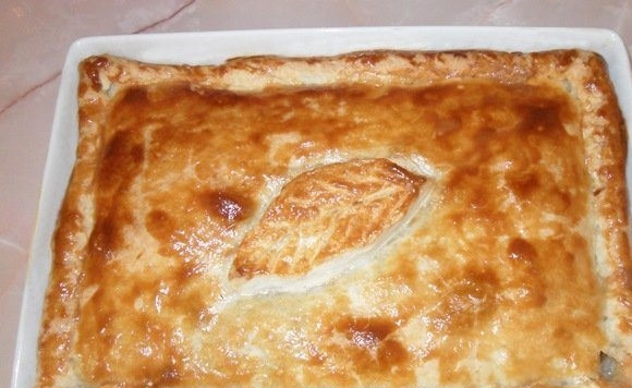 1. Этап. Пирог с мясом из слоеного дрожжевого теста: Выпекайте пирог при температуре 180 градусов 40 минут. Приятного аппетита!