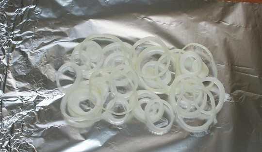 1. Этап. Рыба запеченная диетическая: 6. Подготовить небольшой листочек фольги. Выложить на него четверть нарезанного лука.