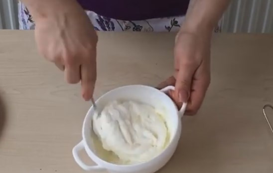 1. Этап. Шоколадный пирог (торт) за 5 минут: 6. В сметану отправьте сахарную пудру, перемешайте до ее растворения.