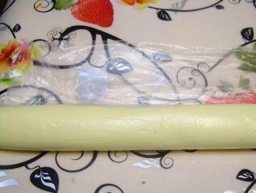 1. Этап. Десерт без выпечки Чудо: 3. Сворачиваем массу в колбаску, соединяя края целлофана.