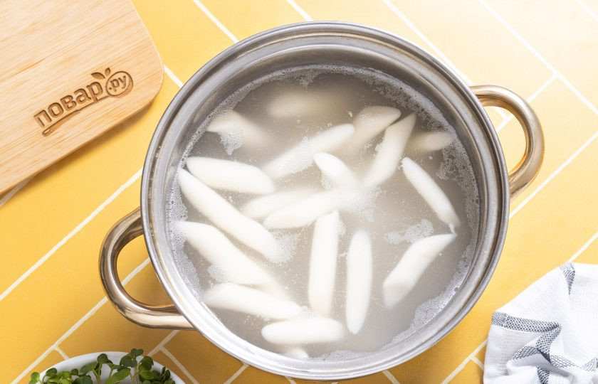 1. Этап. Рисовые токпокки: Отварите токпокки в кипящей подсоленной воде 10 минут. Затем слейте горячую воду, а токпокки залейте холодной, чтобы они не слипались.