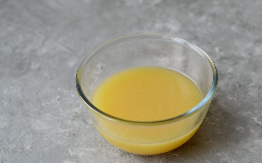 1. Этап. Торт из кокосовой муки: Апельсиновый сок смешайте с сахаром. Влейте туда же растительное масло. Взбейте миксером, пока сахар полностью не растворится. Добавьте яблочный уксус. Снова взбейте.