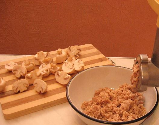 1. Этап. Крем-пюре из шампиньонов: 1. Лук, морковь и грибы моем и чистим. Часть грибов отложите для украшения, остальные измельчите в мясорубке или блендере.