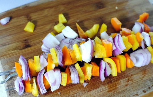 1. Этап. Рецепт салата Летний: 3. Чередуя перец и лук, нанизайте овощи на шампур.