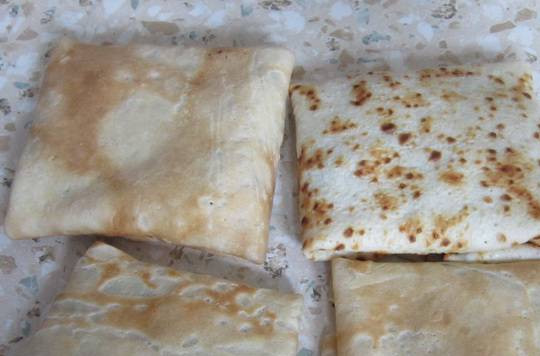 1. Этап. Блинчики с курицей и грибами: И заворачиваем либо конвертиком, либо рулетиком. Главное, чтобы начинка не вываливалась из блинчиков. Перед подачей к столу, блинчики обжарьте на небольшом количестве масла.