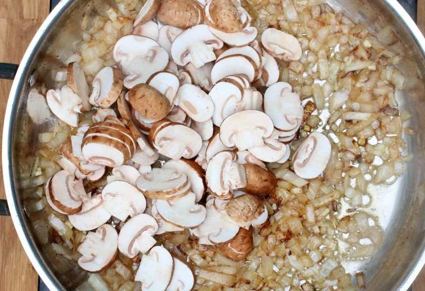 1. Этап. Фрикадельки по-венгерски: 5. Верните сковороду на огонь, добавьте нарезанный кубиком лук, обжаривайте его до прозрачности, затем добавьте чеснок. Нарежьте грибы пластинками, выложите их к луку и чесноку.