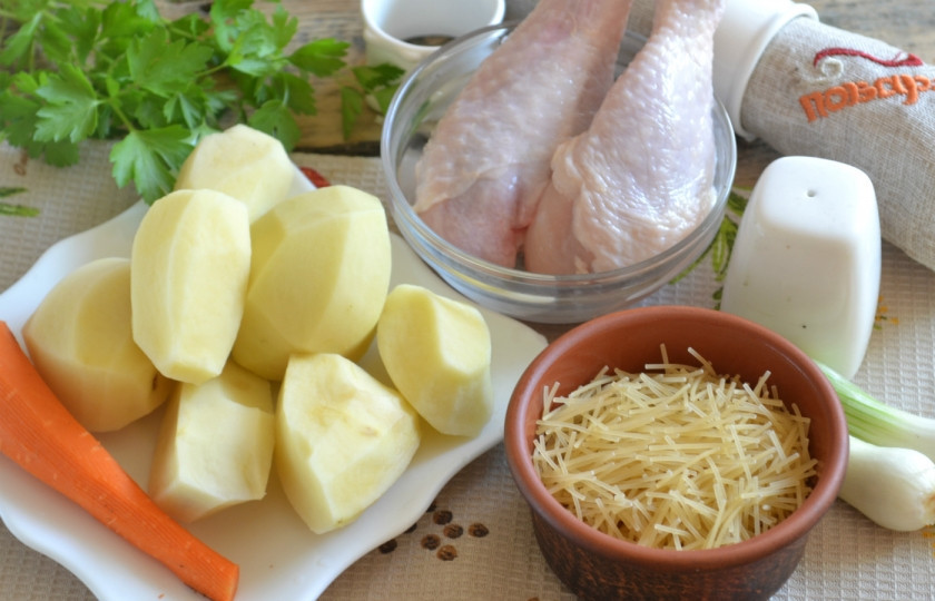 1. Этап. Куриный суп с вермишелью: 1. Подготовьте все необходимые ингредиенты. Картофель, лук и морковь очистите. Вскипятите 3 л. воды, отправьте вариться куриные голени. Время от времени снимайте пену.