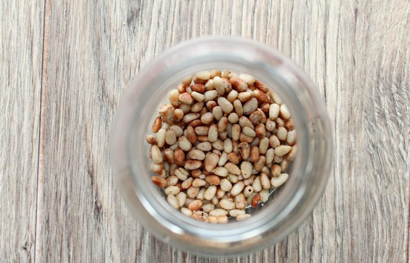 1. Этап. Самогон на кедровых орешках с медом: Орехи опустите в холодную воду и уберите шумовкой всплывший мусор. Орехи откиньте на дуршлаг и промойте под струей воды. Дайте обсохнуть и прокалите их в духовке, выложите орехи в чистую, сухую банку.