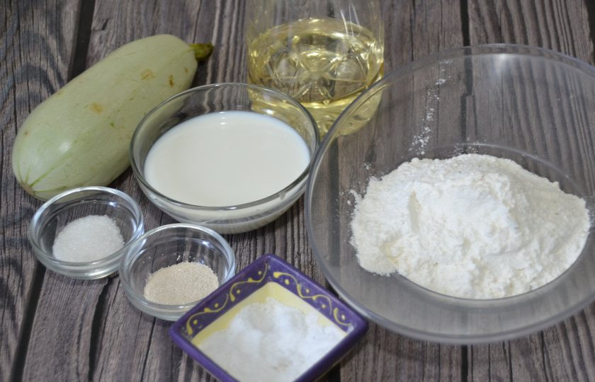 1. Этап. Оладьи из кабачков на дрожжах: Подготовьте ингредиенты.