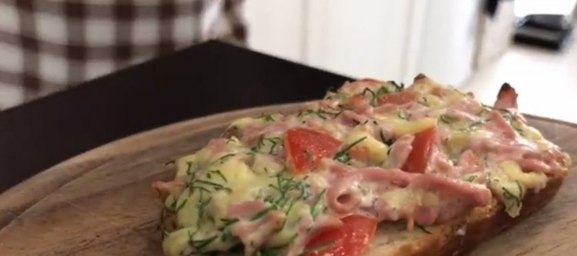 1. Этап. Бутерброды на все случаи жизни: 2. Майонез смешайте с чесноком и добавьте к начинке. Нанесите начинку на батон и отправьте в разогретую до 180 градусов духовку, чтобы расплавился сыр. Нарежьте лук, украсьте им горячие помидоры.