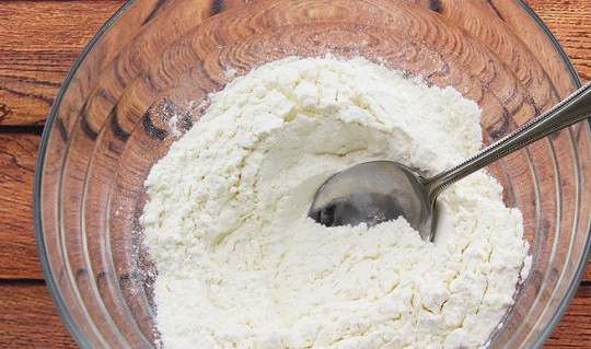 1. Этап. Равиоли с брокколи: 5. В отдельную мисочку просейте муку.