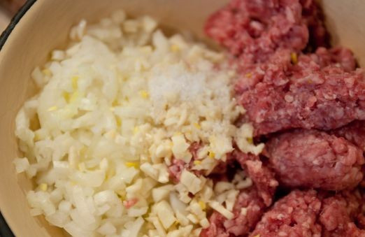 1. Этап. Фыдджын (осентинские пироги с мясом): Пока тесто поднимается, готовим начинку: смешиваем фарш с порубленным кубиками луком и измельченным чесноком, добавляем соль по вкусу.