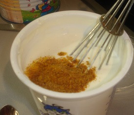 1. Этап. Пельмени, запеченные с сыром: 4. Теперь необходимо соединить сметану и специи по вкусу. Добавить немного воды, если сметана довольно жирная, и тщательно перемешать. Пельмени запеченные с сыром в домашних условиях можно приготовить также с томатным или сливочным соусом, например. Тут фантазия не знает границ.