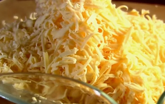 1. Этап. Чипсы из сыра с кунжутом: 1. Сыр натрите на среднюю терку.