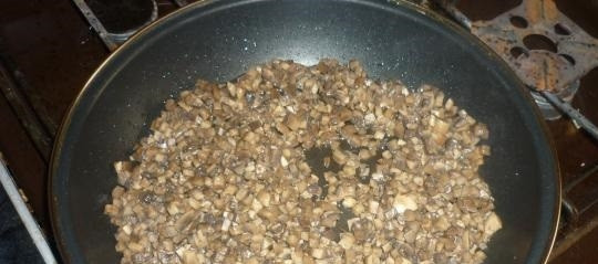 1. Этап. Лаваш с шампиньонами и сыром: 3. Сковороду отправляю на огонь, наливаю немного подсолнечного масла и обжариваю их.