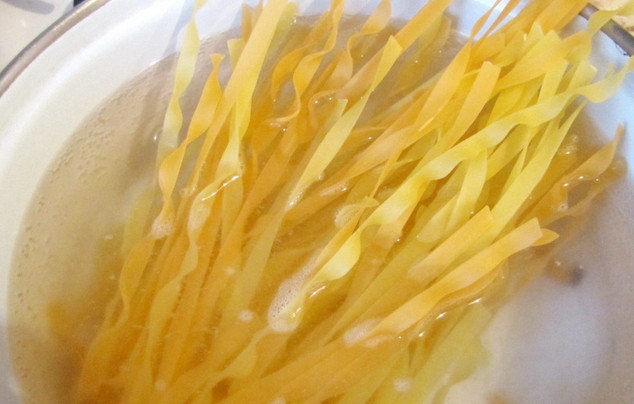 1. Этап. Гратен со свининой: Лапшу отварите до готовности в кипящей подсоленной воде.