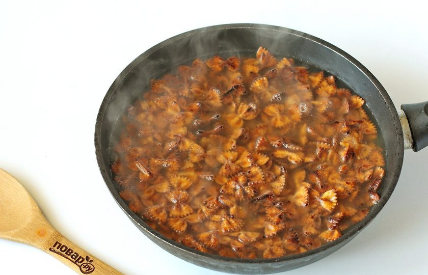 1. Этап. Макароны по-армянски: Залейте макароны кипятком, вода должна покрывать их примерно на 1 палец. Посолите по вкусу. Можно добавить по желанию любимые специи. Варите макароны под крышкой на небольшом огне до полной готовности.