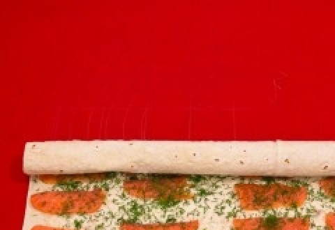 Рулетики с лавашом 1. Этап. Рулетики с лавашом: Заверните лаваш в рулет. Уберите его на 15 минут в морозильник.