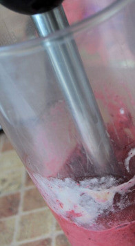 1. Этап. Чиа пудинг с ягодами: Для топинга измельчить 140 г замороженного ягодного ассорти и 70 г банана.