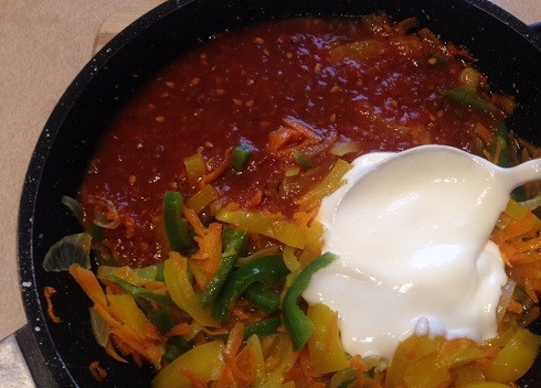 1. Этап. Тефтели с рисом и овощным соусом: Добавляем измельченные помидоры и сметану. Можно добавить немного воды. Тушим еще минуты 3-4 после закипания. Доводим до вкуса, добавив соль, черный перец и любимые специи.