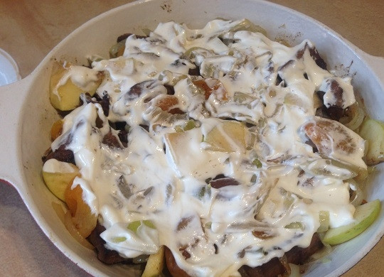 1. Этап. Говяжья печень с курагой и яблоком: 7. Покрываем все сметаной, накрываем фольгой и ставим в разогретую до 200 градусов духовку на полчаса. Затем снимем фольгу, перемешиваем печень и оставим в духовке еще минут на 5.