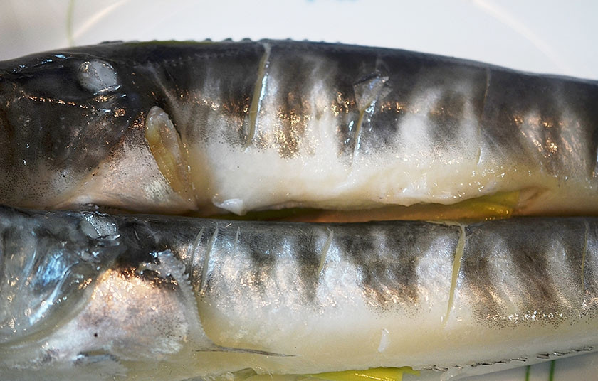 1. Этап. Острая рыба по-вьетнамски: 5. На рыбе сделайте неглубокие надрезы.