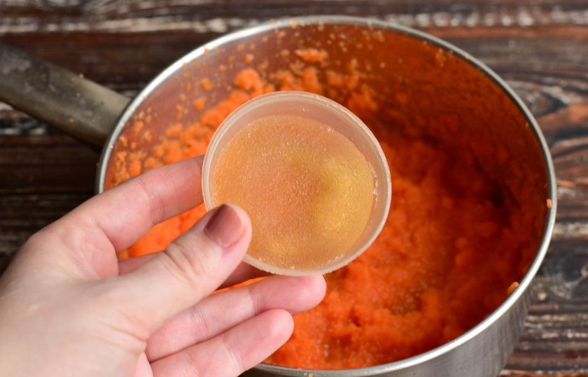 1. Этап. Морковное желе: Добавьте разбухший желатин. Хорошо все перемешайте. Если же морковная масса уже не горячая, тогда нагрейте ее вместе с желатином. Он должен полностью раствориться.