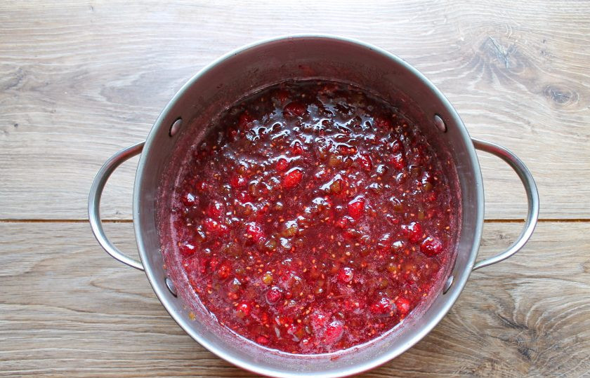 1. Этап. Варенье из малины и ревеня: Варите 10 минут, снимая пену, отключите огонь и дайте полностью остыть.