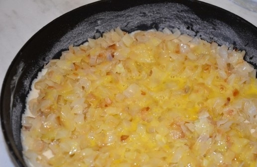 1. Этап. Заливной пирог с капустой: 8. Заливаю только что взбитым яйцом капустную начинку.