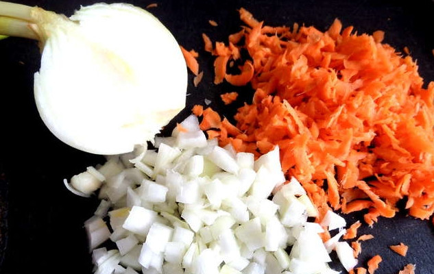 1. Этап. Картофляники с печенкой: Лук мелко порежьте кубиками, а морковку натрите на терке.