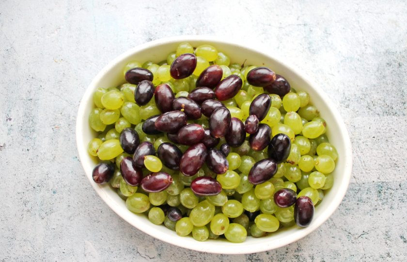 1. Этап. Виноградный уксус: Виноград переберите и удалите веточки. Ягоды ни в коем случае не мойте!