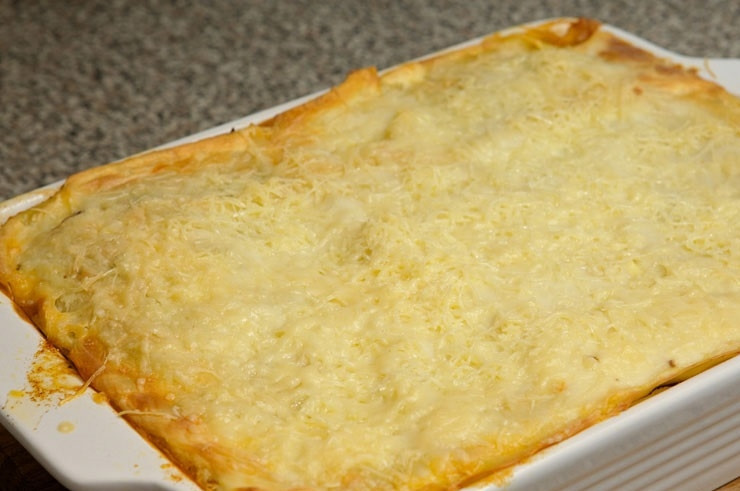 1. Этап. Лазанья с фаршем и овощами: 13. При температуре 190 градусов запекайте блюдо 35-45 минут. Затем достаньте форму, присыпьте щедро сыром и отправьте в духовку еще минут на 10.