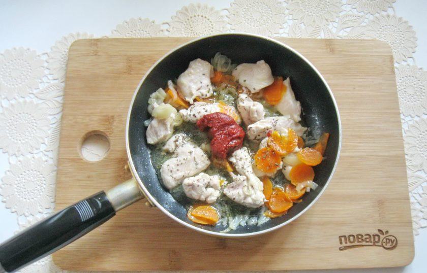 1. Этап. Косуле: Добавьте томатную пасту.