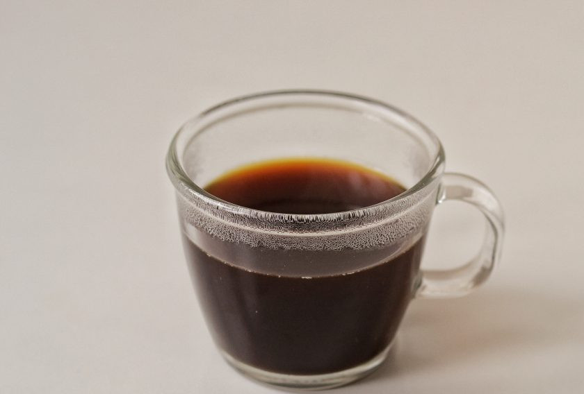 1. Этап. Карамельный кофе: Процедите кофе и налейте в чашку.