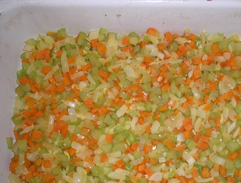 1. Этап. Оссобуко из телятины: Перекладываем обжаренные овощи в жаропрочную емкость.