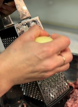 1. Этап. Кебаб в аэрогриле: К фаршу натереть лук на мелкой терке