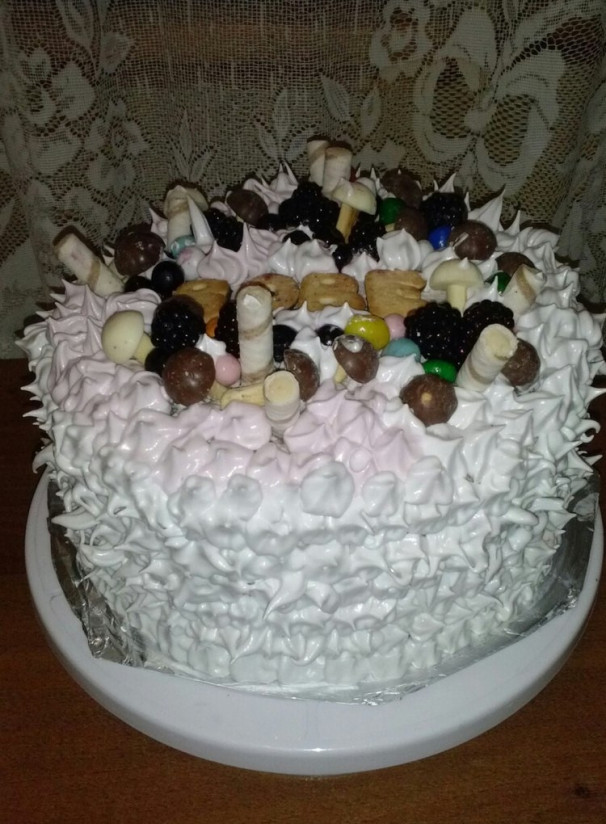 1. Этап. Большой бисквитный торт с безе: 14. Если у вас есть кондитерский шприц или мешок - украсьте торт оставшимся безе (я готовила еще одну порцию). На 4 белка идет стакан сахара и 70гр воды (для сиропа). Чтобы сыграть на контрасте - для украшения в безе я добавила немного лимонной кислоты. Результат получился потрясающим! Сладкий торт с кисловатым кремом - удивительное сочетание! Верх можете украсить кремом или кондитерскими изделиями по вашему вкусу.