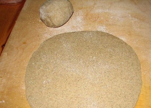 1. Этап. Рыбный пирог Калакукко: Замешиваем тесто из просеянной муки, соли, воды и масла. Скатываем его в шар, заворачиваем в пленку и оставляем на минут 30 в покое. Затем раскатываем тесто в форме овала толщиной 0,5 см. Выложим на пергамент, который выложим на лист фольги.