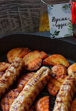 1. Этап. Купаты из индейки с апельсиново-мандариновым соусом: Огонь убавить, накрыть крышкой, довести до готовности продуктов.